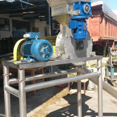 hammer mill with pre-crusher